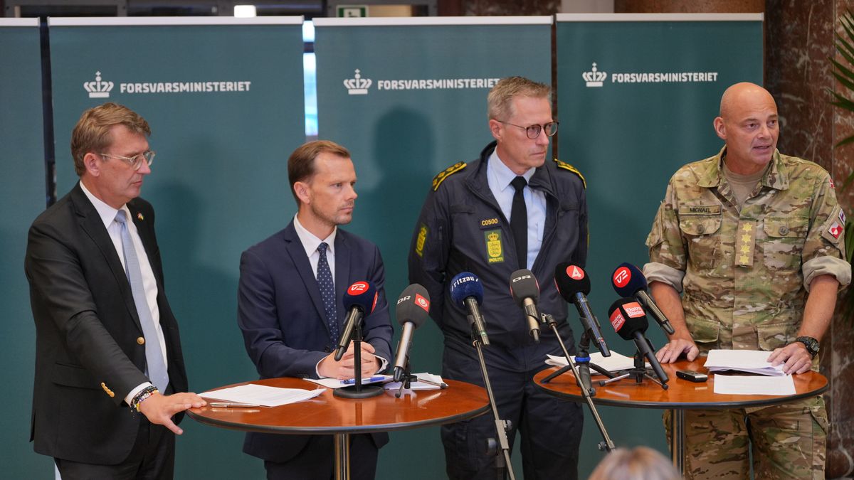 (L-R) Defense Minister Troels Lund Poulsen, Justice Minister Peter Hummelgaard, Chief of Police Thorkild Fogde, and Chief of Defense Michael Hyldgaard attend a press conference at the Ministry of Defense in Copenhagen, Denmark, 25 September 2025. The Minister of Defence and the Minister of Justice provided an update on the recent drone activities at a number of airports in Denmark. EPA/Emil Helms DENMARK OUT Dostawca: PAP/EPA.
