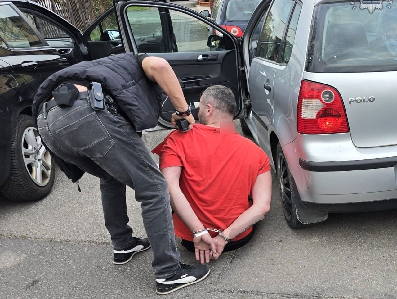 Śląskie. Policjant po służbie zobaczył mężczyznę, który pił za kierownicą. Ścigał go prywatnym autem i zatrzymał
