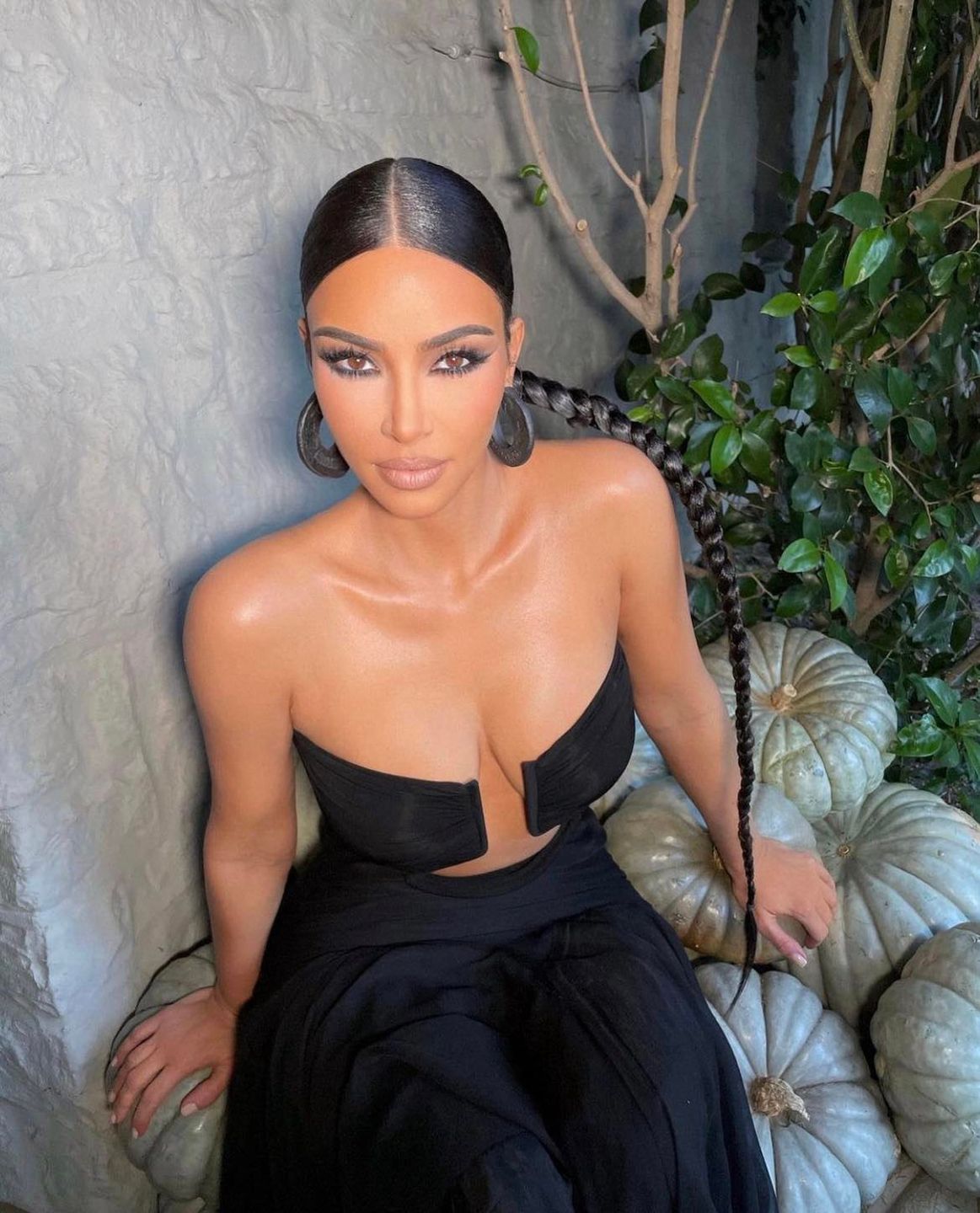 Internauci krytykują sukienkę Kim Kardashian ze ślubu Paris Hilton