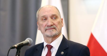 Absurdalne słowa Macierewicza. Marsz Tuska to "pochód agentury"?