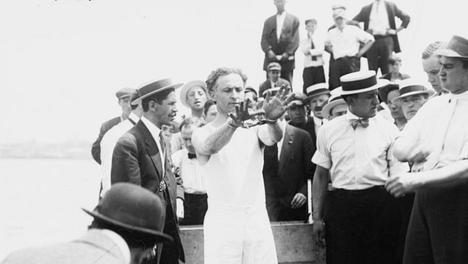 Harry Houdini prezentuje jedną ze swoich sztuczek, rok 1919