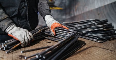 Szukają do pracy. Płacą od 7749 do 9800 zł na start