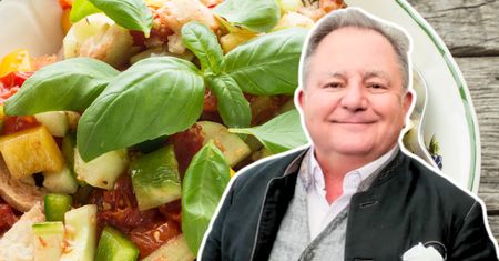 Co roku robię wiejską sałatką Makłowicza. Na andrzejkach robi furorę