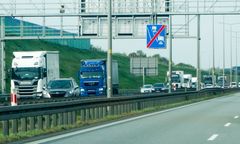 Karambol na A2. Zderzyły się cztery pojazdy. Ogromny korek na trasie