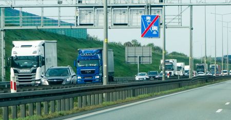 Karambol na A2. Zderzyły się cztery pojazdy. Ogromny korek na trasie