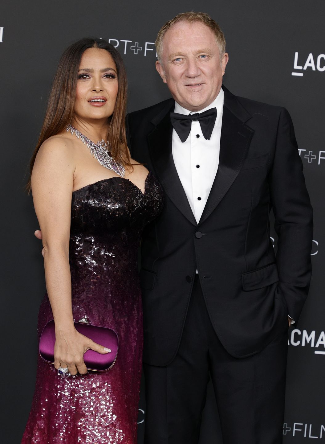 Salma Hayek tańczy na stole i pręży wysportowane ciało w skąpym bikini