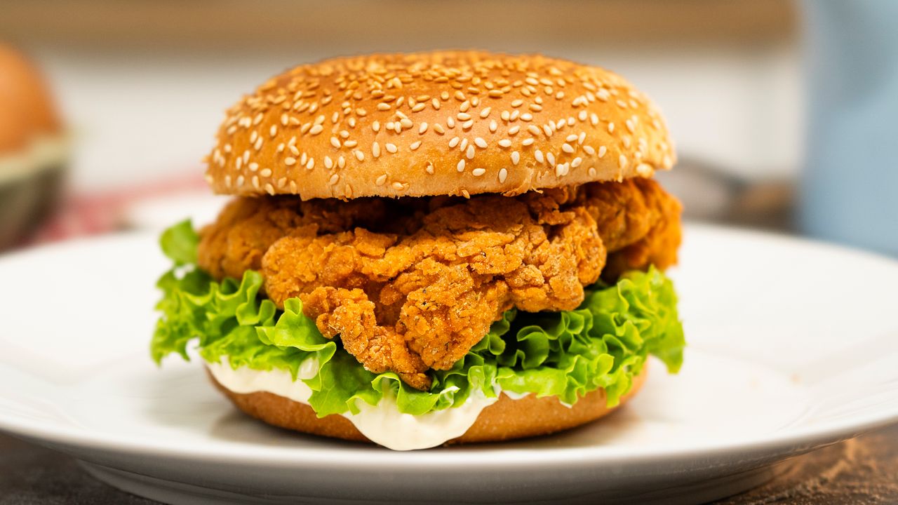 Chrupiący burger z kurczaka jak Zinger. Zrób go w domu w 30 minut