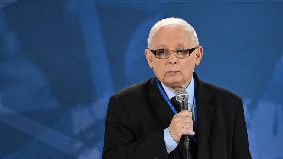 Przysucha, 12.10.2024. Prezes PiS Jarosław Kaczyński przemawia podczas kongresu Prawa i Sprawiedliwości w hali sportowej Zespołu Szkół nr 2 im. Ludwika Skowyry w Przysusze, 12 bm. (jm) PAP/Piotr Polak