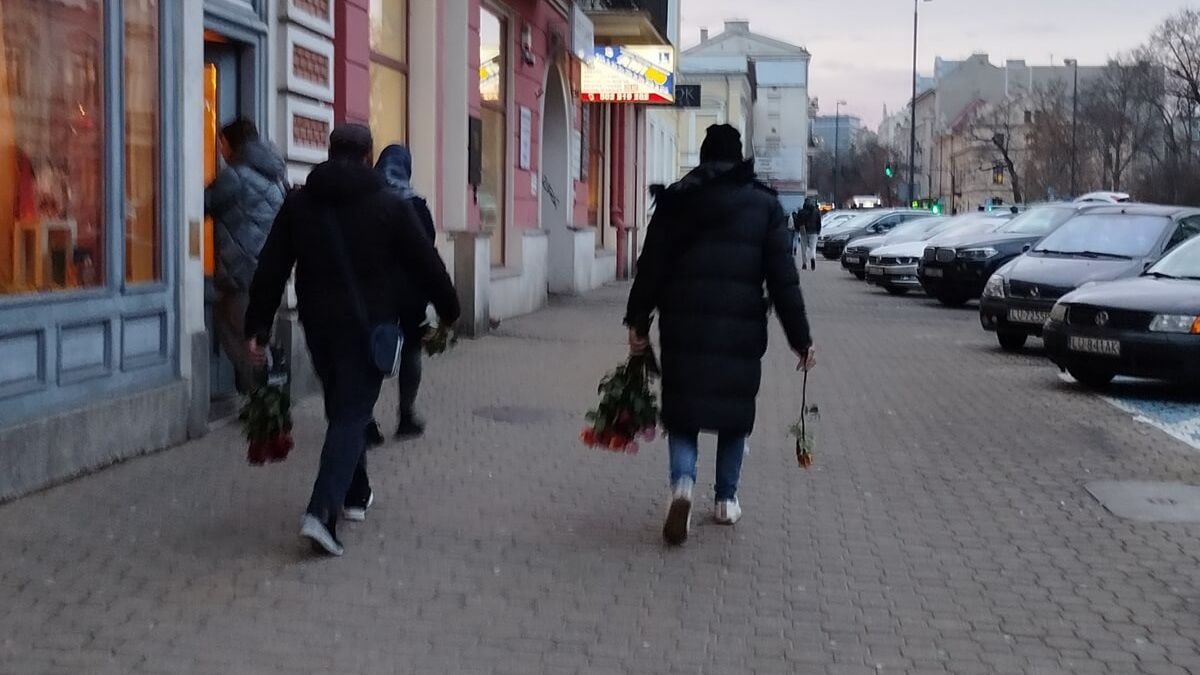 Romowie próbujący wcisnąć przechodniom róże w Lublinie