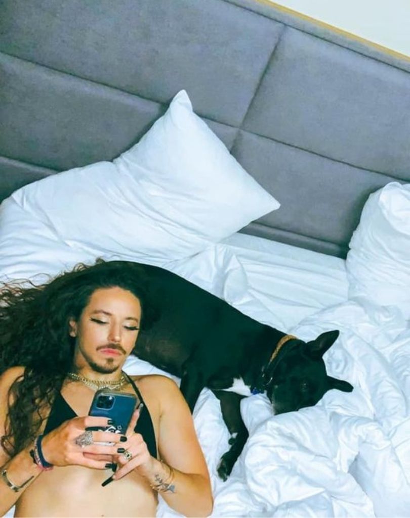 Michał Szpak tłumaczy symbolikę biustonosza internaucie