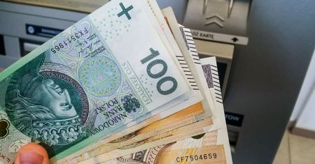 1 bilion 250 mld zł. Tyle oszczędności trzymają Polacy na kontach. "Szukajcie innego banku"