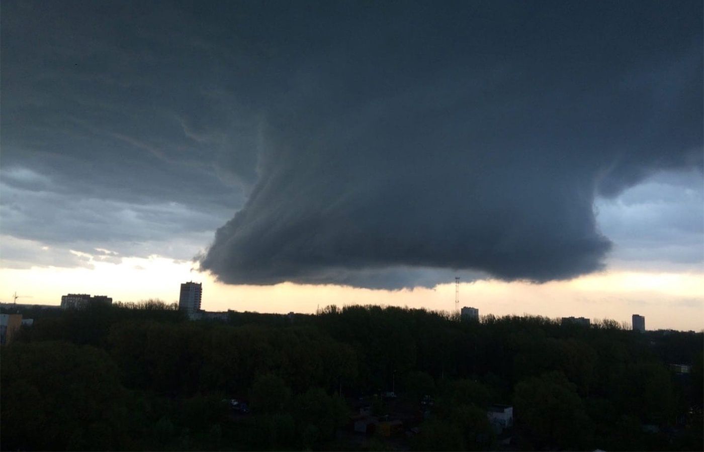 Apokaliptyczna chmura nad miastem. Grad wielkości piłek tenisowych