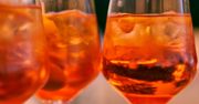 Kultowy drink w sam raz na lato. Przepis na bezalkoholowy Aperol Spritz