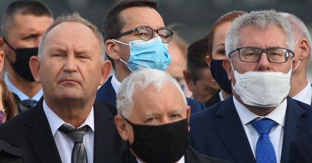 Prywatne adresy polityków dostępne dla każdego