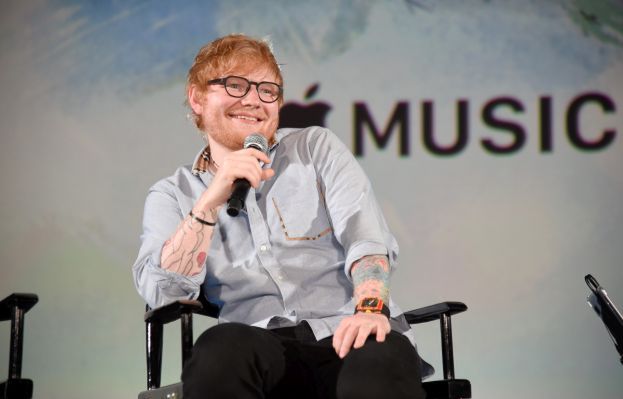 Ed Sheeran nie mógł dogadać się z narzekającymi sąsiadami, więc… KUPIŁ ICH DOMY. Sprytne?