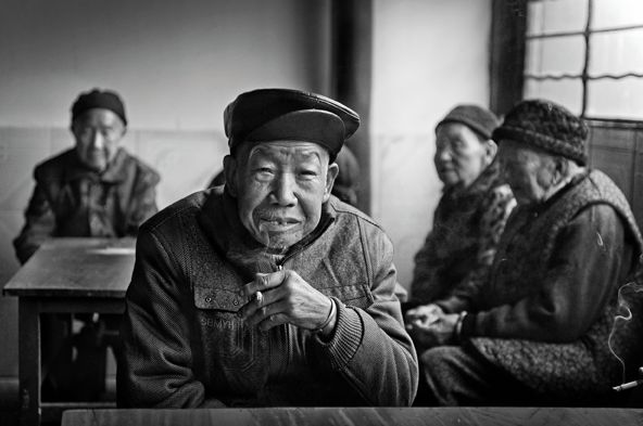 I miejsce w kategorii "Ludzie i kultury - fotoreportaż" - zapomniane twarze Chin: wykluczone, starzejące się społeczności z wiejskiego Junnanu.