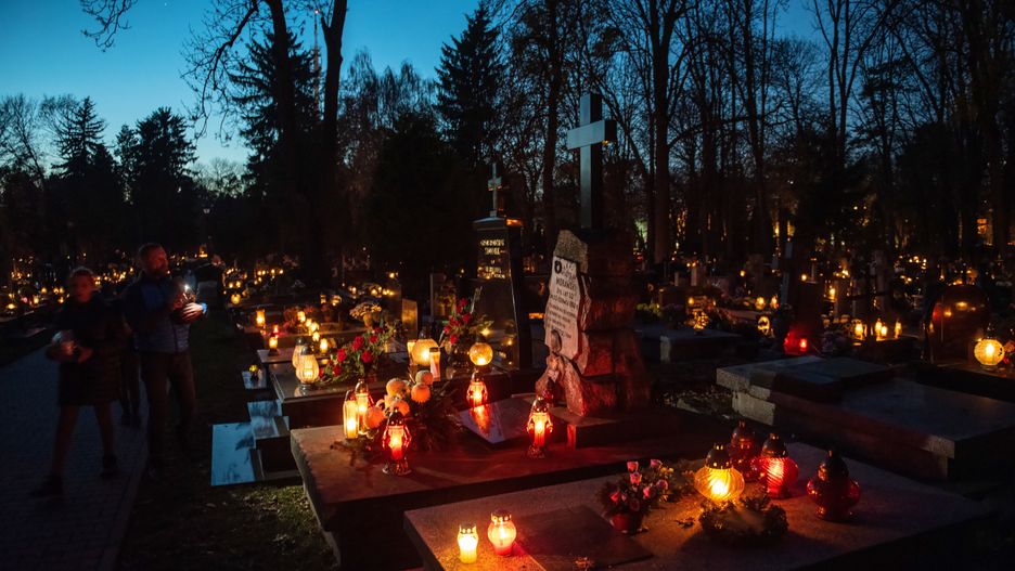 Lublin, 30.10.2021. Cmentarz przy ulicy Lipowej w Lublinie, 30 bm. 1 listopada kościół katolicki obchodzi uroczystość Wszystkich Świętych. Wierni odwiedzają cmentarze, modlą się przy grobach bliskich. Święto to ma wymiar powszechny, celebruje się je w każdym kościele katolickim na całym świecie. (aldg) PAP/Wojtek Jargiło