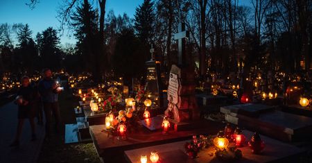 Pożar na cmentarzu w Szczawnie-Zdroju. Winne znicze