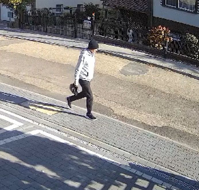 Rozpoznajesz tego mężczyznę? Od razu dzwoń na policję