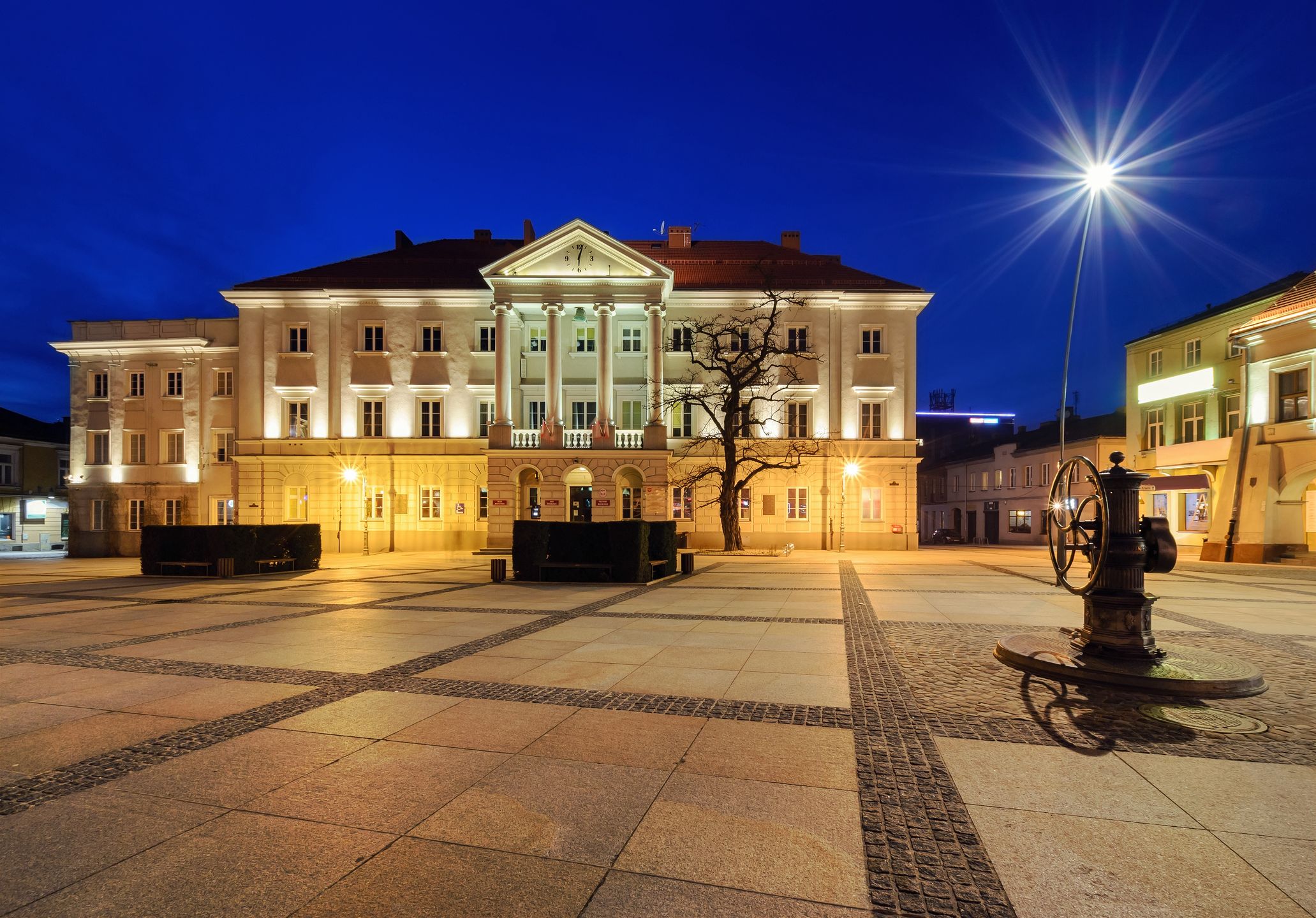 Rynek po zmroku wygląda tak samo ciekawie jak za dnia