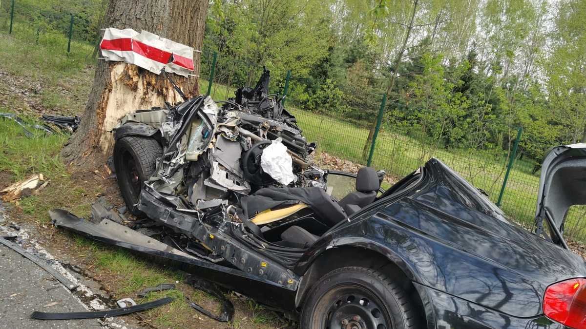 BMW uderzyło w drzewo z dużą prędkością