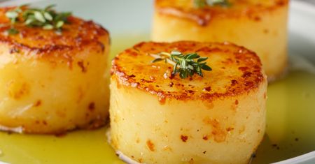 Ziemniaki jak z 5-gwiazdkowej restauracji. Ten trik z masłem zmienia wszystko