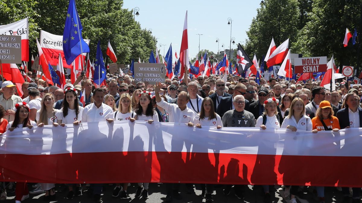 Donald Tusk, Lech Wa��sa, Rafa� TrzaskowskiPawe� Supernakmarsz 4 czerwca, opozycja, opozycji, opozycyjny, partie opozycyjne, przemarsz, rocznica, uczestnicy, w samo po�udnie 4 czerwca, w warszawie