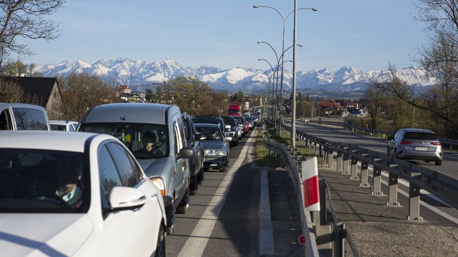 Turyści tłumnie wracają po długim weekendzie. Zakopianka zakorkowana. 
