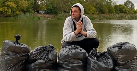 Zamiast ryb wyławia śmieci. "Nie spodziewałem się garnka, znaku drogowego czy sedesu"