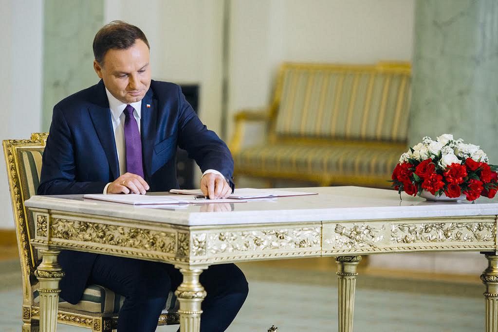 Prezydent Andrzej Duda podpisuje ustawę