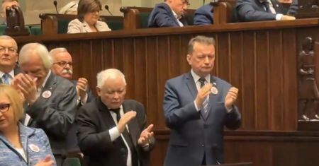 Nagrał Kaczyńskiego w Sejmie. Zwrócił uwagę na ręce prezesa