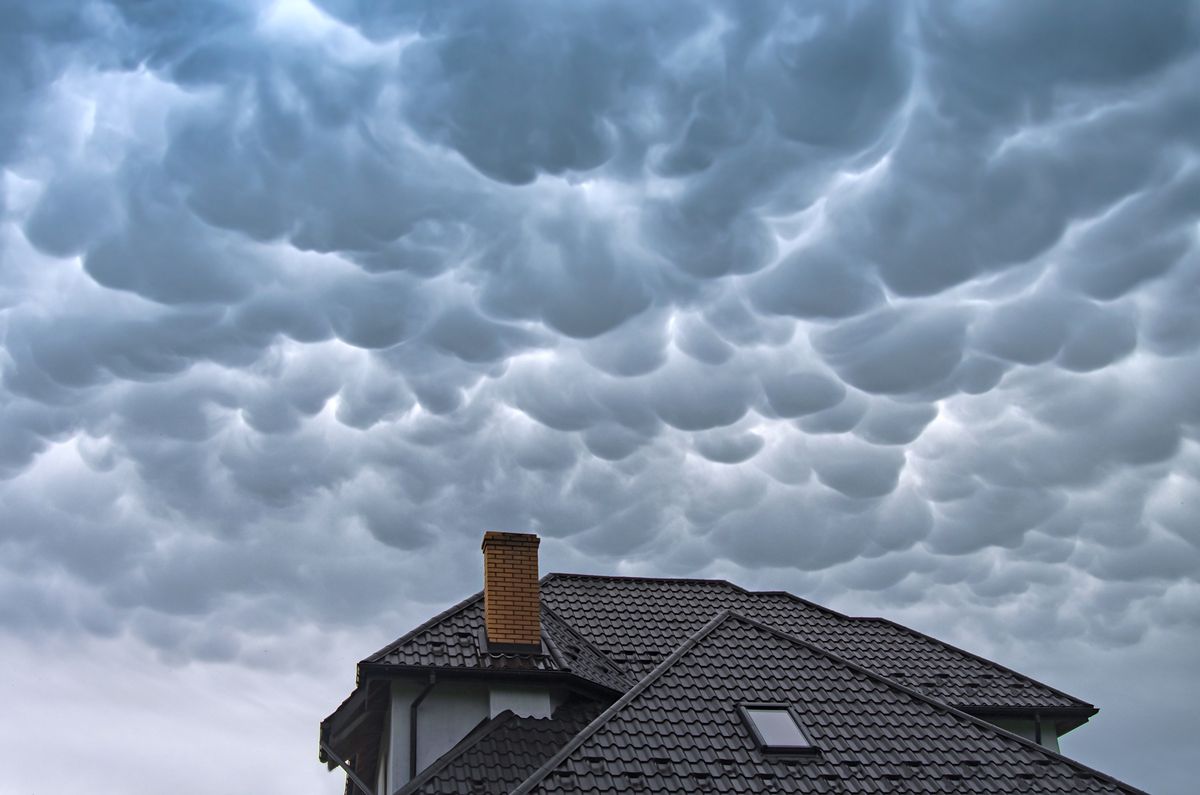 Chmury mammatus nazywanesą chmurami bąbelkowymi (zdjęcie ilustracyjne)