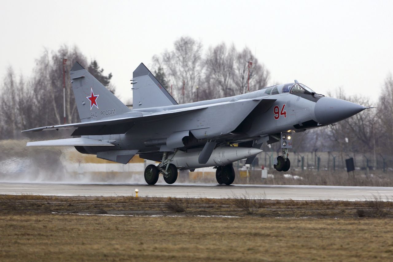 MiG-31 z pociskami Kindżał w obwodzie kaliningradzkim. Groźna broń w pobliżu Polski