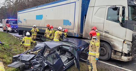 Poważny wypadek na krajowej 16. Kobietę z auta uwalniali strażacy