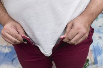 Nosisz obcisłe ubrania? Mogą zaburzać krążenie i powodować drętwienie