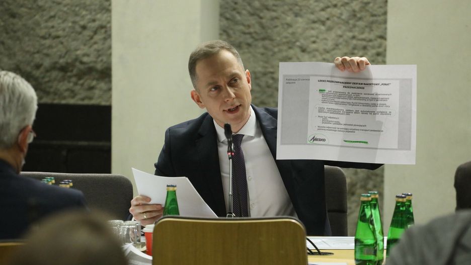 Afera mailowa na komisji obrony. "Absolutny skandal". Na zdjęciu poseł KO Cezary Tomczyk podczas prezentowania wniosku 