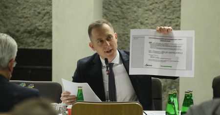 Afera mailowa na komisji obrony. "Absolutny skandal"