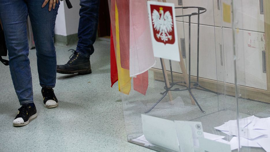 g�osowanie
Wroc�aw, 18.05.2025. Wybory prezydenta RP - I tura. G�osowanie w lokalu wyborczym we Wroc�awiu, 18 bm. Rozpocz�o si� g�osowanie w I turze wybor�w prezydenta RP. Do jego zako�czenia obowi�zuje cisza wyborcza. (mr) PAP/Krzysztof �wik
Krzysztof �wik
g�os, g�osowa�, g�osowanie, I tura, lokal wyborczy, prezydenckie, prezydenta rp, urna, wybory