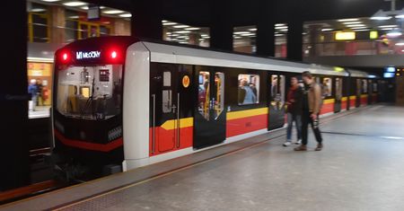 Niebezpieczny wypadek na stacji metra. Mężczyzna rzucił się na pomoc