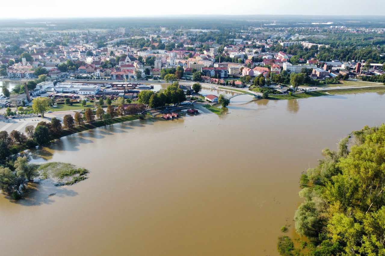 Fala kulminacyjna sunie dalej przez Polskę