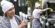 Niepocieszony Brooklyn Beckham wyciąga mandat zza wycieraczki (FOTO)