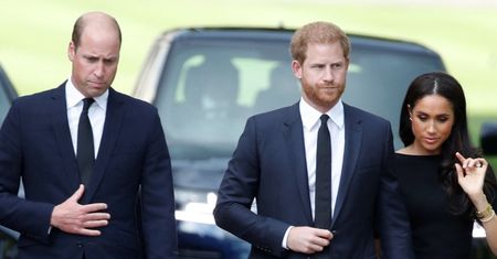 Książę William z Kate i Harry z Meghan Markle RAZEM podziwiają kwiaty złożone przed Zamkiem w Windsorze (ZDJĘCIA)