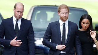 Książę William z Kate i Harry z Meghan Markle RAZEM podziwiają kwiaty złożone przed Zamkiem w Windsorze (ZDJĘCIA)