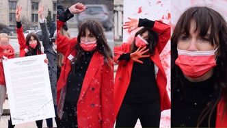 Zaangażowana Dominika Kulczyk protestuje pod Pałacem Kultury umazana czerwoną farbą (ZDJĘCIA)