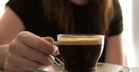 Kawa na czczo. Ekspertka ostrzega, kto powinien z niej zrezygnować