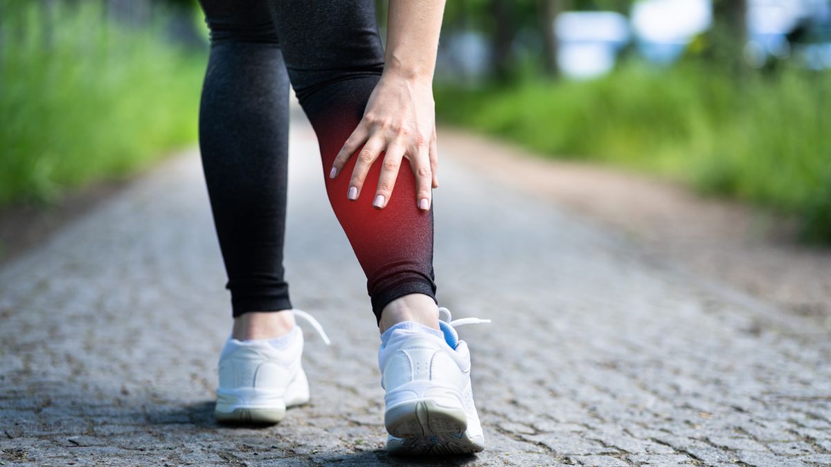 Ból łydek, to choroba którą określa się także jako ostre łagodne zapalenie mięśni. Najbardziej popularną przyczyną bólu łydek są powikłania po infekcji grypy.