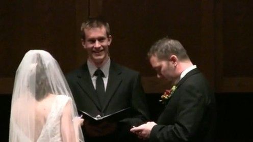 Ale porażka! Pan młody zmienia status związku na Facebooku w czasie ślubu 1