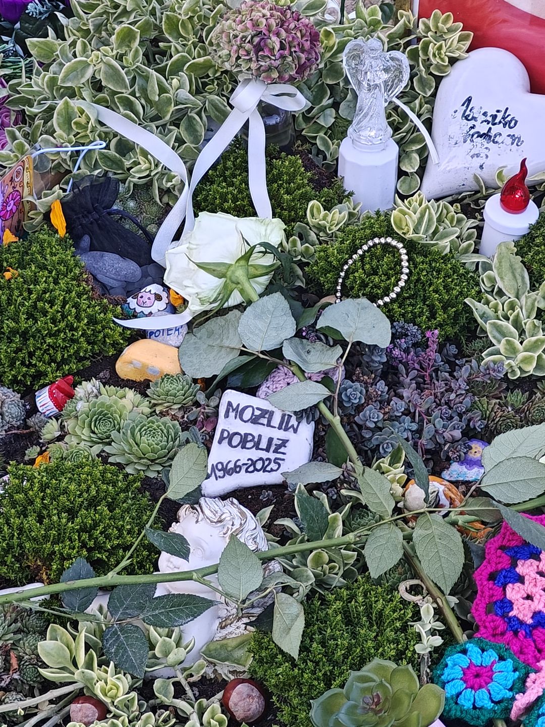 Przy grobie zostawiono kamień z napisami "Możliw, pobliż".