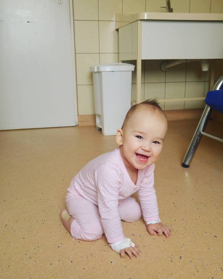 „Tak, raczkuje po szpitalnej podłodze. Nie, nie ma skarpet.” 