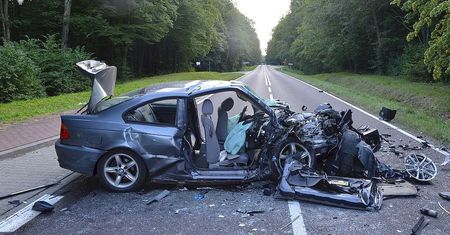 Zjechał na przeciwległy pas i doprowadził do czołowego zderzenia z BMW. 4 osoby trafiły do szpitala